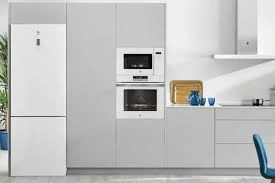 Cocina equipada con gama blanca completa