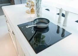 Placa de inducción en cocina blanca