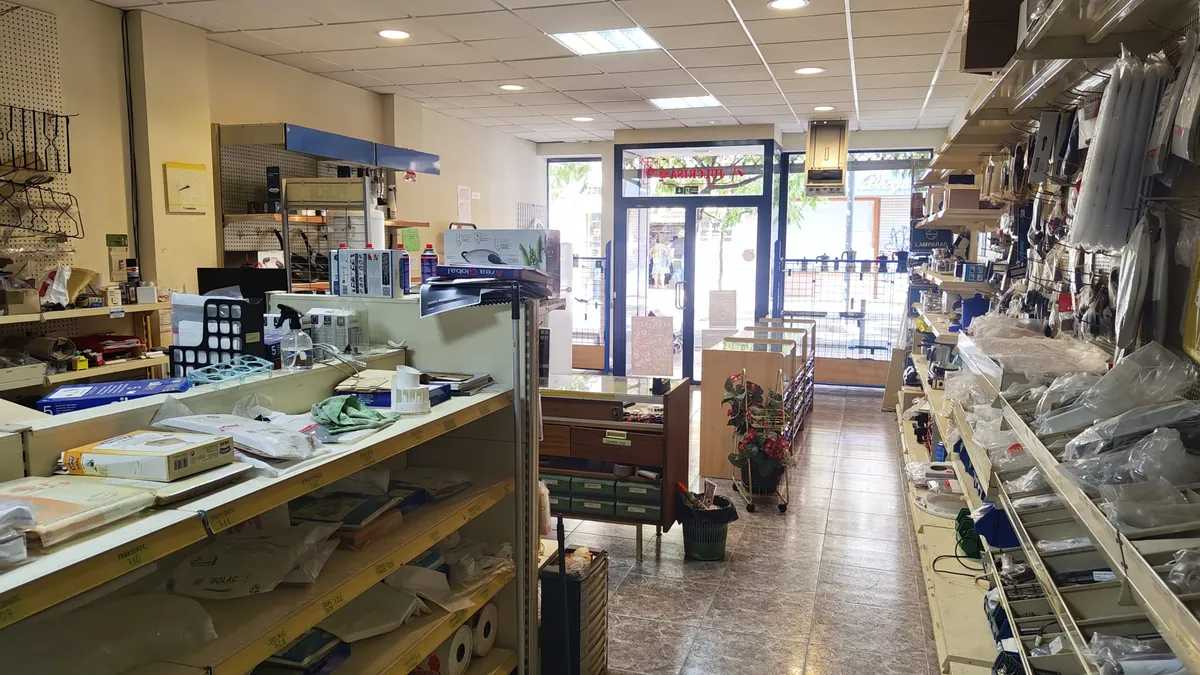 Vista amplia del interior de la tienda Julcrisa